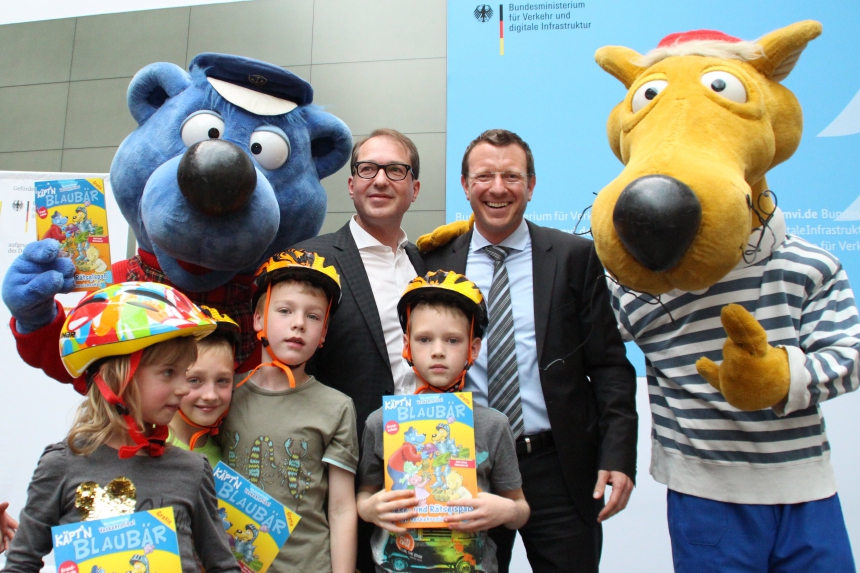 Melina, Luca, Merlin und Ben von der Taunus-Grundschule trafen Bundesverkehrsminister Alexander Dobrindt und den Bundestagsabgeordneten Dr. Jan-Marco Luczak im Ministerium – und bekamen bunte Fahrradhelme geschenkt. Melina, Luca, Merlin und Ben von der Taunus-Grundschule trafen Bundesverkehrsminister Alexander Dobrindt und den Bundestagsabgeordneten Dr. Jan-Marco Luczak im Ministerium – und bekamen bunte Fahrradhelme geschenkt.