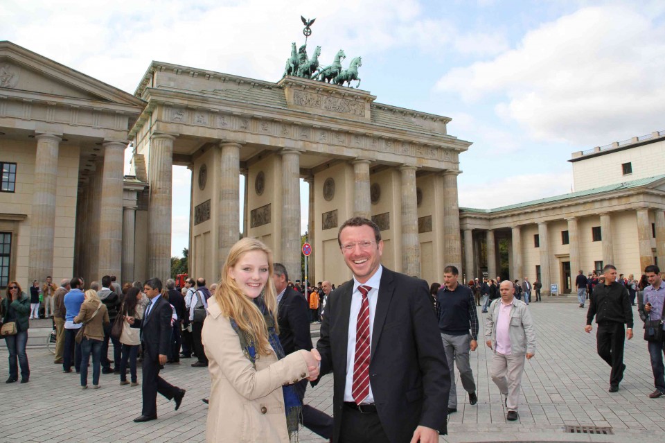 Dr. Luczak gratuliert Kareen Hoffmann zu ihrem erfolgreichen Jahr in den USA Dr. Luczak gratuliert Kareen Hoffmann zu ihrem erfolgreichen Jahr in den USA